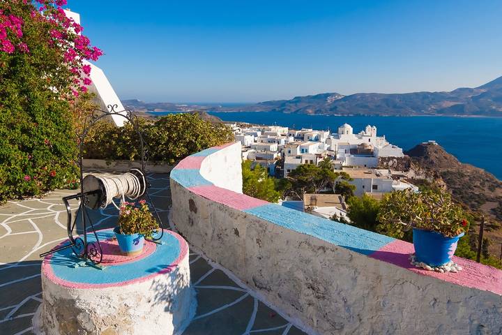 Paros, Naxos, Santorini & Milos with Guided Tours - Premium